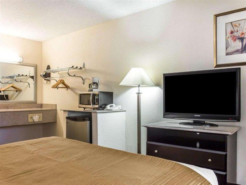 Quality Inn&suites Coliseum