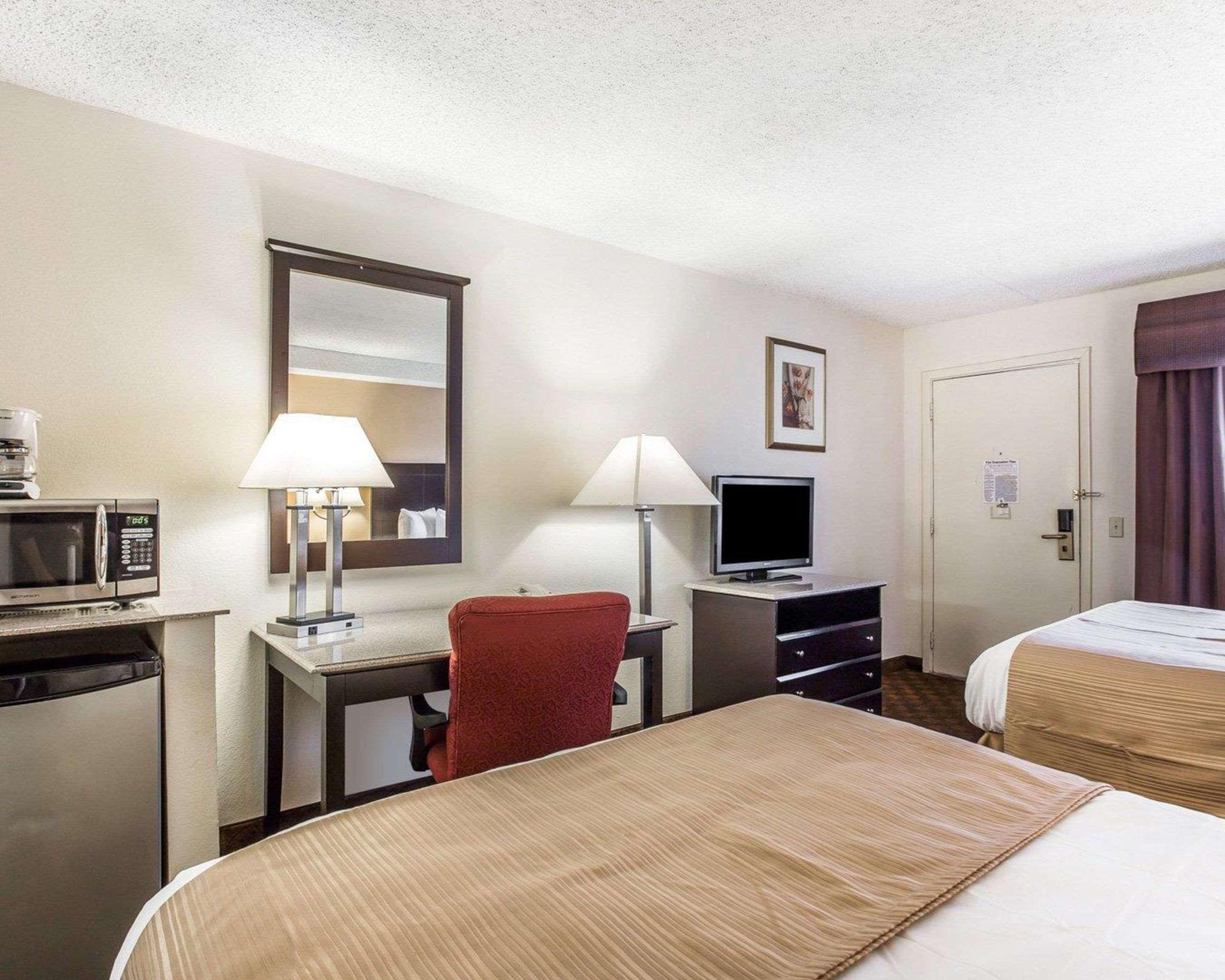 Quality Inn&suites Coliseum Hotel