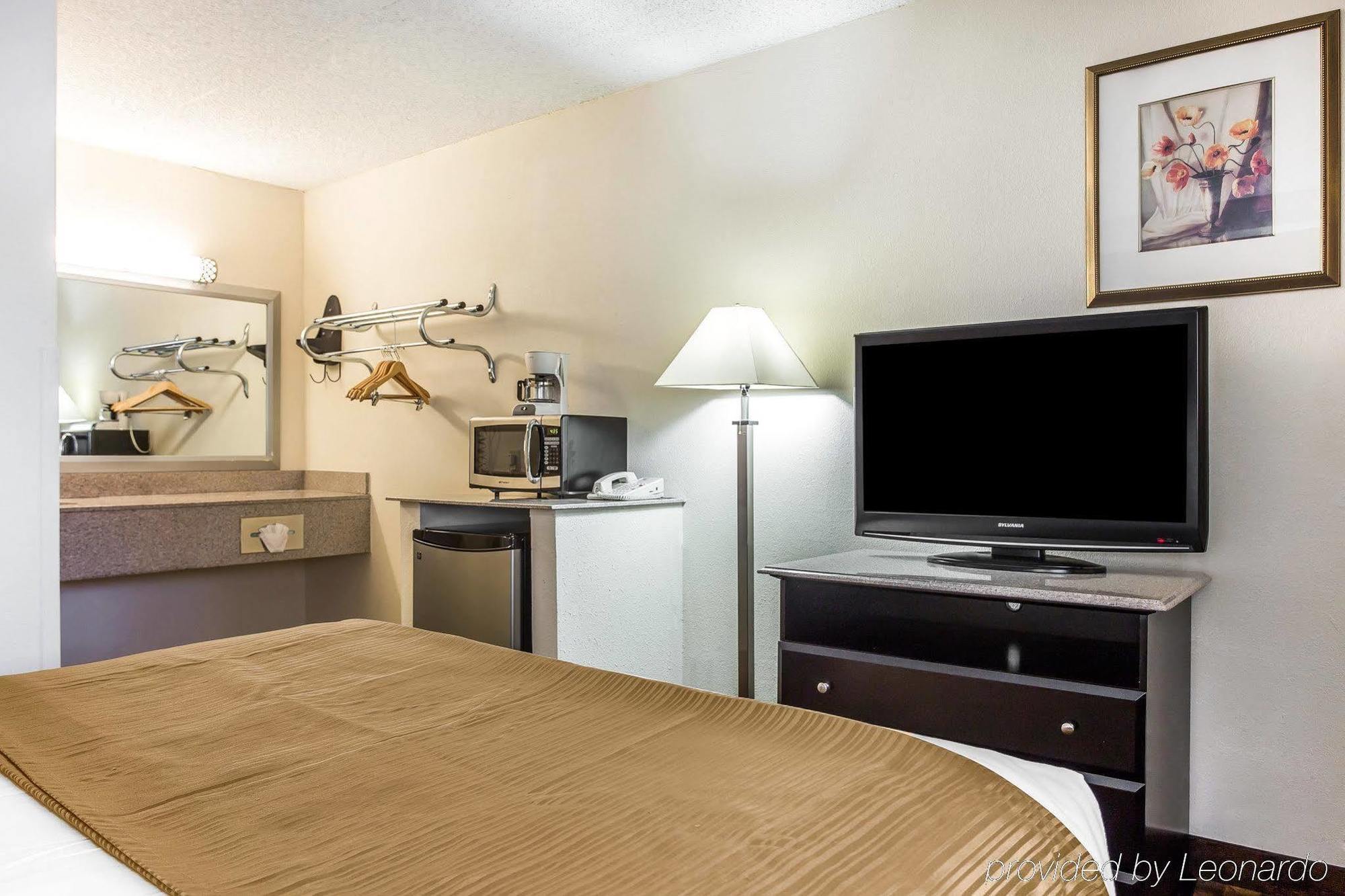 Quality Inn&suites Coliseum Hotel 2*