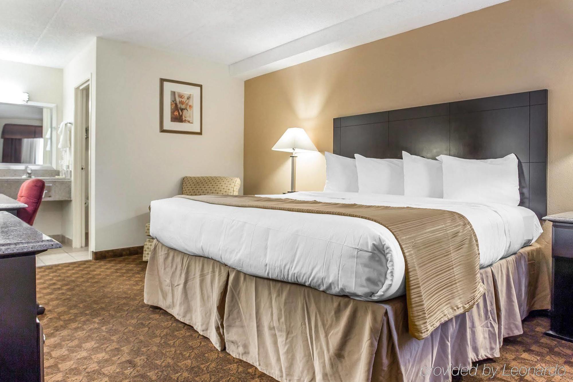 Quality Inn&suites Coliseum Hotel 2*
