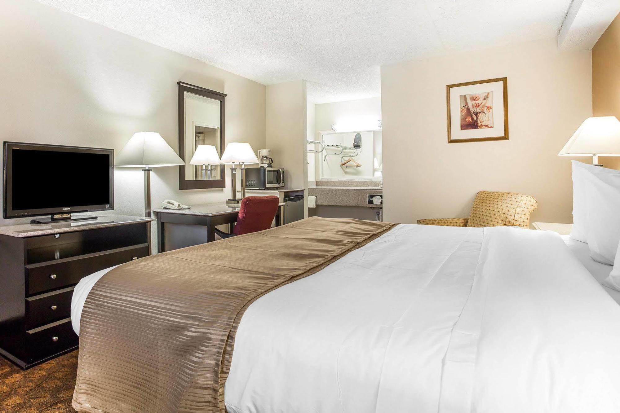 Quality Inn&suites Coliseum