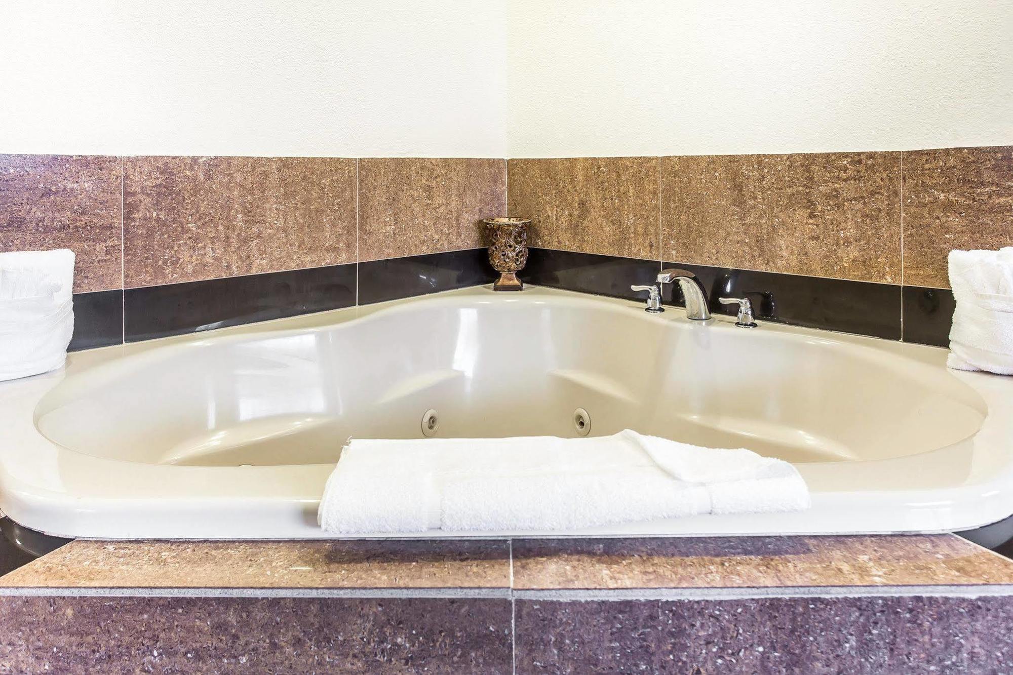 Quality Inn&suites Coliseum 2*