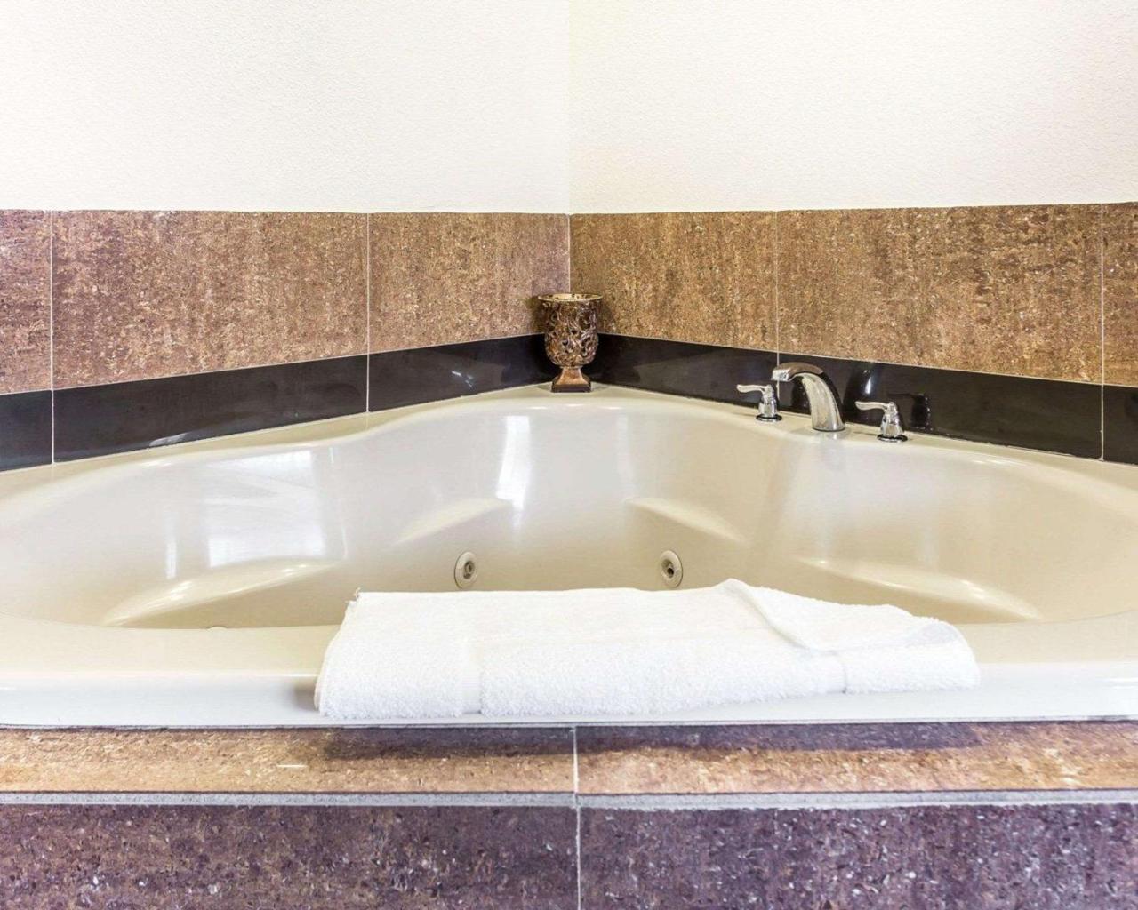 Quality Inn&suites Coliseum 2* Greensboro