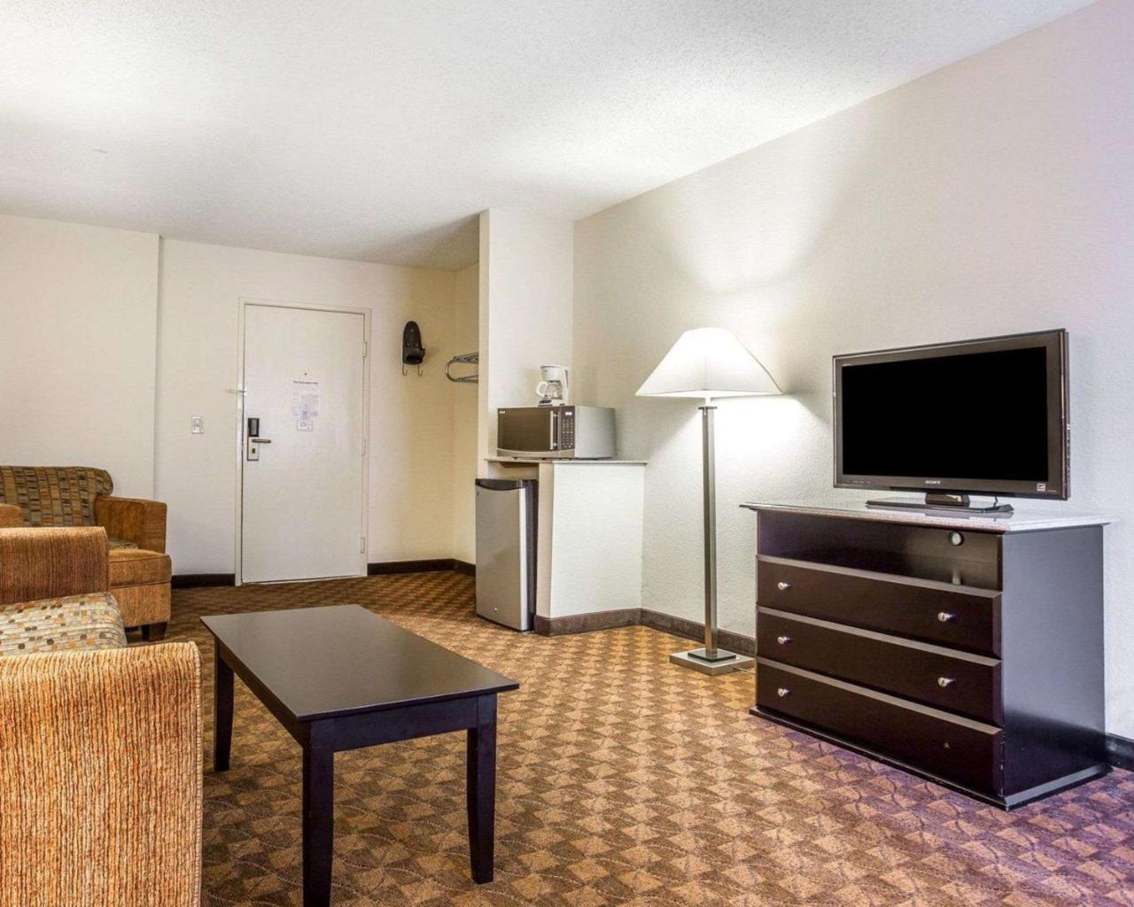 Quality Inn&suites Coliseum Hotel